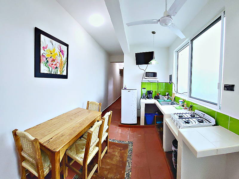 Cocineta con mesa de comedor