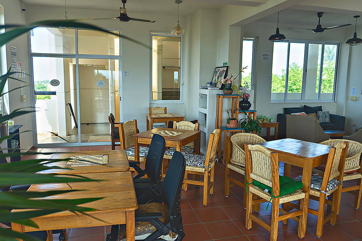 El salón de coworking de Casa Puerto Bonito, con ventanales al mar