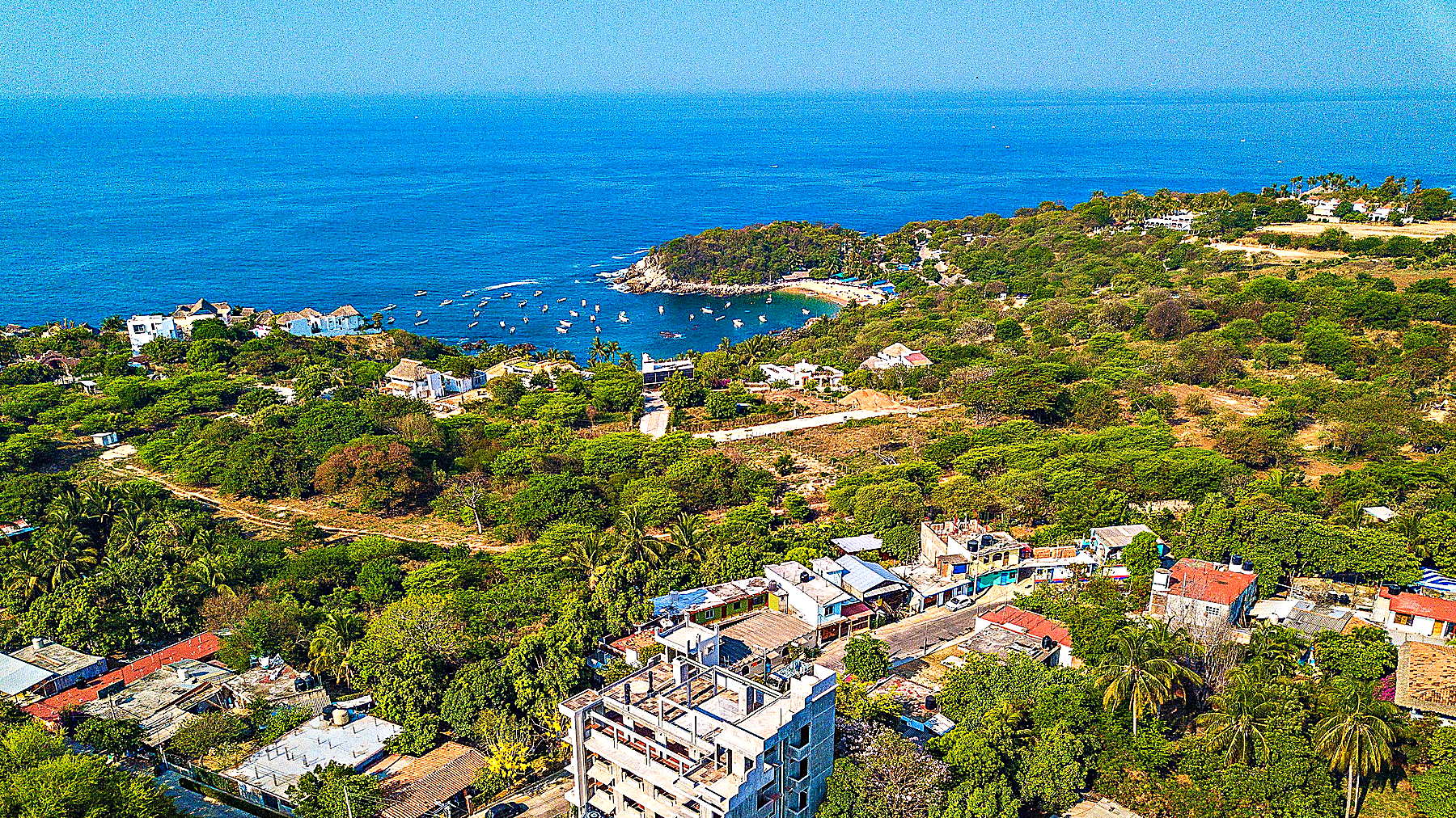 Vista aérea de Casa Puerto Bonito con la bahía de Puerto Angelito al fondo