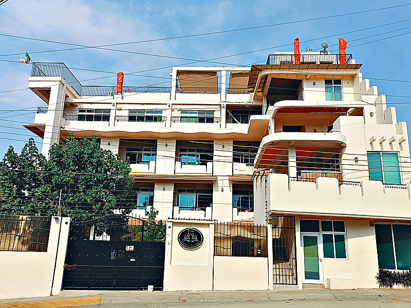 La fachada de Casa Puerto Bonito desde la calle