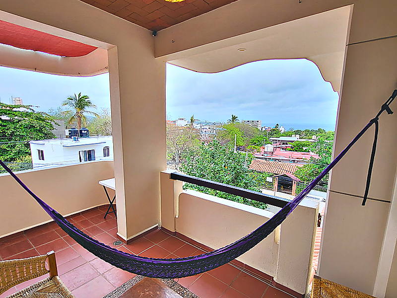 Terraza privada con la hamaca puesta y vista al mar