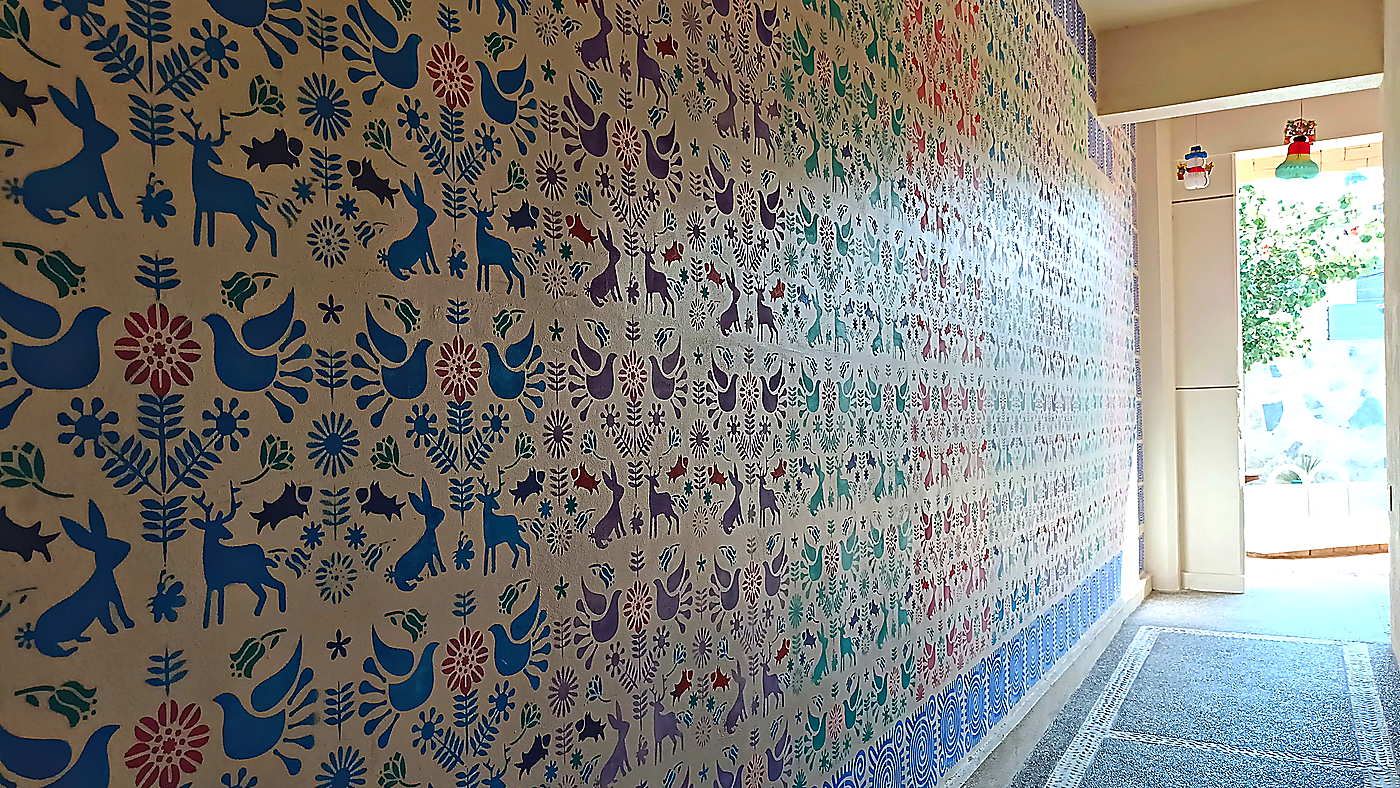 El pasillo de Casa Puerto Bonito con su mural pintado a mano